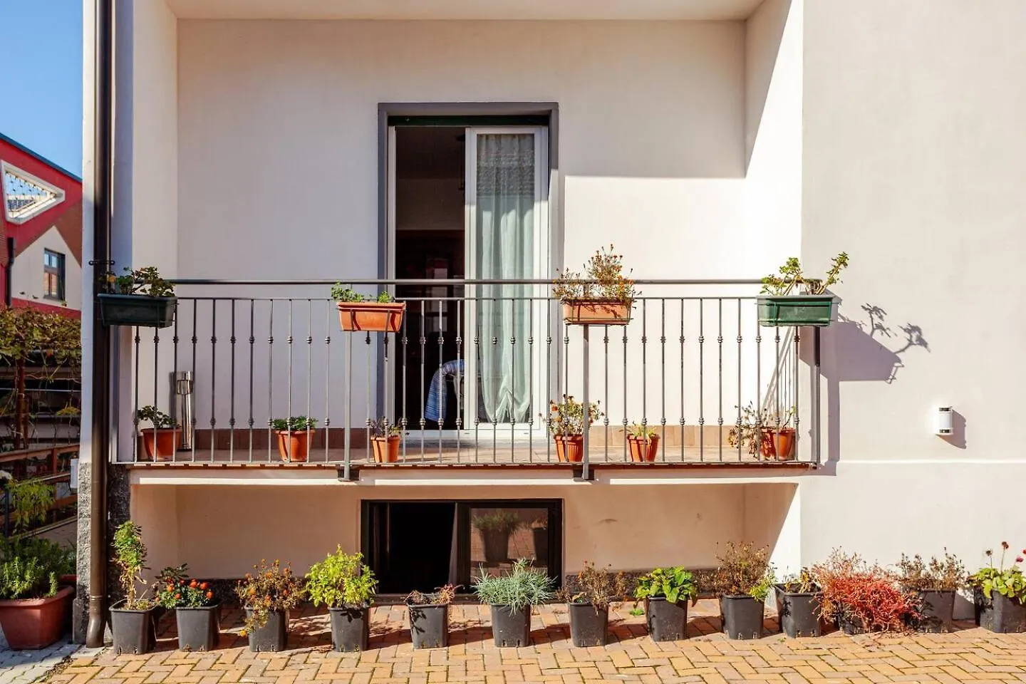 A Home Away From Home By Alex Busto Arsizio Apartment